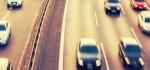 Automobili indistinte che percorrono la strada.