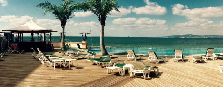 Resort con sedie a sdraio e piscina.