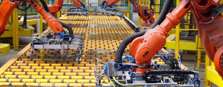 Macchine in azione lungo la linea di produzione.