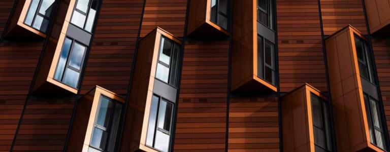 Edificio in legno con finestre.