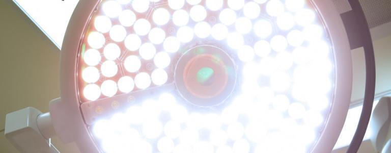 Luce in alto di una macchina ospedaliera.