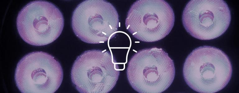 8 luci ad efficienza energetica con un'icona bianca di una lampadina al centro